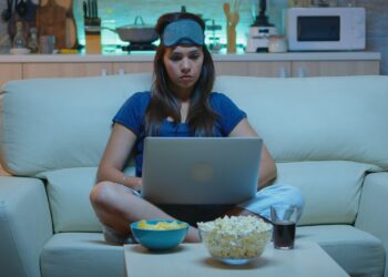 Ilustrasi seorang wanita menonton film di waktu rehatnya. (freepik.com)