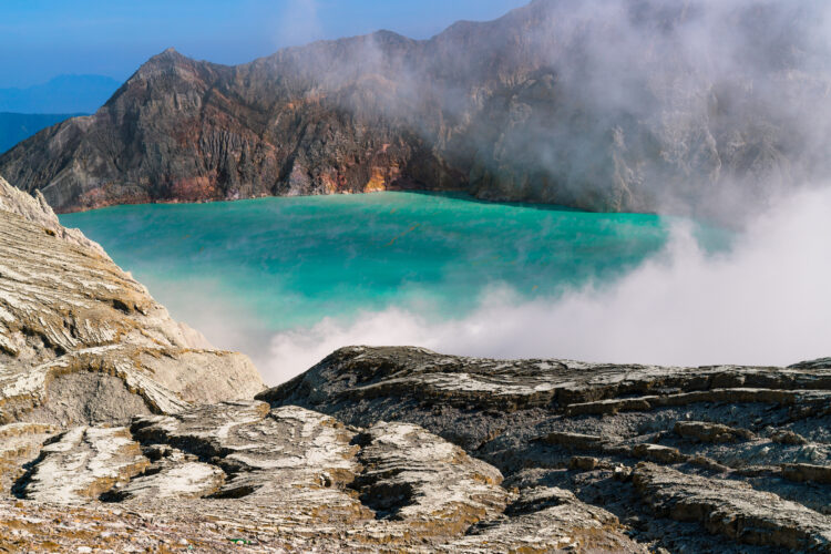 Ilustrasi danau asam yang berada di Kawah Ijen. (freepik/jcomp)