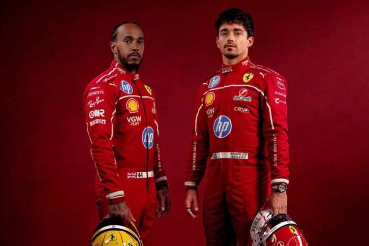 Potret Hamilton dan Charles Leclerc dengan baju balap Ferrari. (motosport.com)