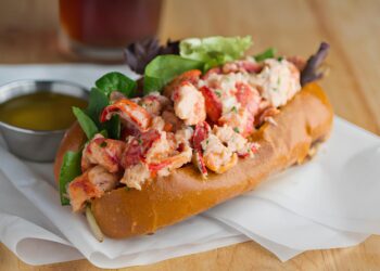 Hidangan Lobster Roll. (istockphoto.com/rebeccafondren)