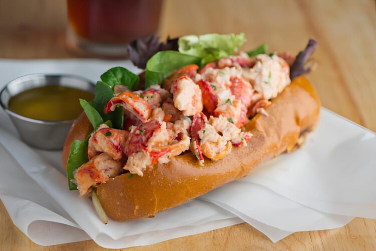 Hidangan Lobster Roll. (istockphoto.com/rebeccafondren)
