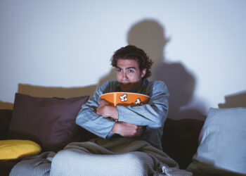 Foto ilustrasi orang menonton film horor saat Halloween. (Freepik)