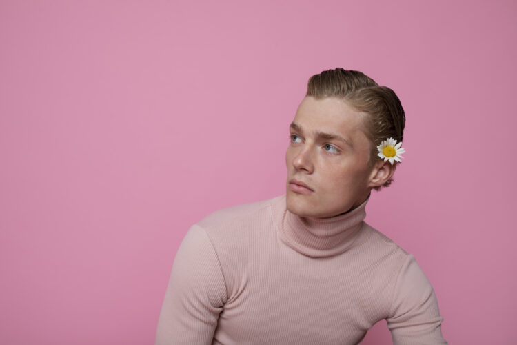 Pria menggunakan baju turtleneck berwarna pink (freepik.com)