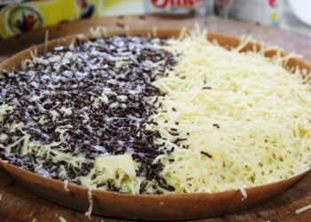 Martabak dengan cokelat dan keju. (style.tribunnews.com)