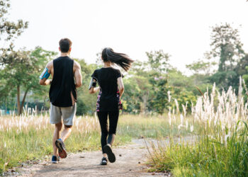 Ilustrasi olahraga silent walking. (Jcomp/Freepik)