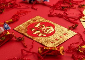 Angpau serta warna merah dan emas