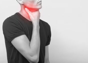 Ilustrasi terkena sakit tenggorokan. (Freepik/@user15327819)