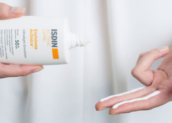 Ilustrasi metode dua jari untuk menakar sunscreen. (Foto: stylo.id)