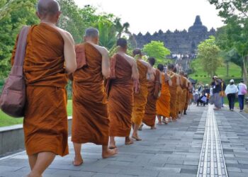 Dokumentasi Bhikkhu Thudong berjalan kaki saat sampai di Candi Agung Borobudur pada 2024. (ANTARA/Anis Efizudin)