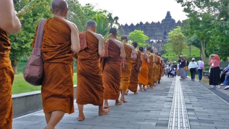 Dokumentasi Bhikkhu Thudong berjalan kaki saat sampai di Candi Agung Borobudur pada 2024. (ANTARA/Anis Efizudin)
