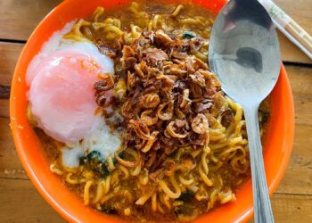 Mie Bangladesh dengan telur setengah matang. (asli.masako.com)