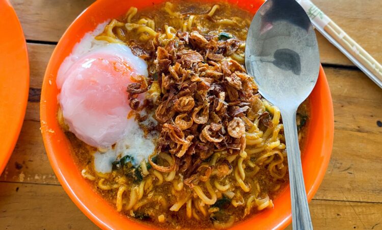 Mie Bangladesh dengan telur setengah matang. (asli.masako.com)