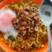 Mie Bangladesh dengan telur setengah matang. (asli.masako.com)