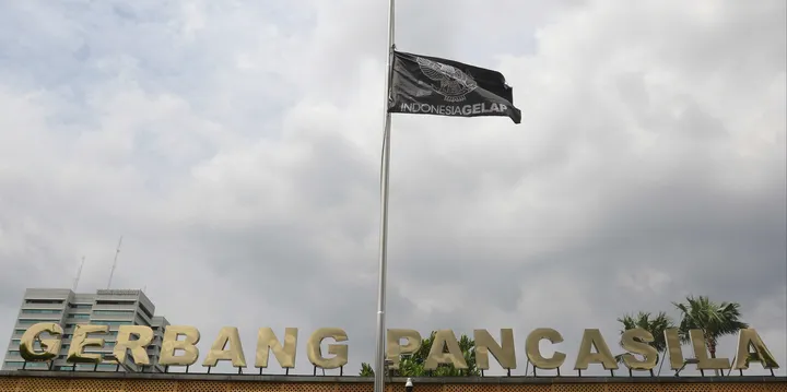 Bendera ‘Indonesia Gelap’ berkibar di depan Gedung DPR saat aksi demo menentang RUU TNI, Kamis (20/03/25). (merdeka.com)