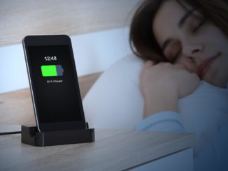 mengecas smartphone selagi tidur