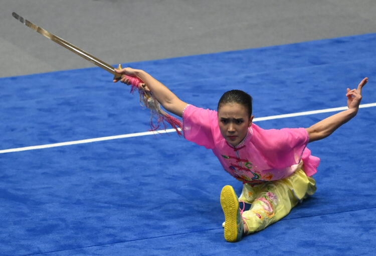 Nandhira Mauriskha pada babak final Taolu Jianshu putri SEA Games 2021, Jumat (13/05/22). (Foto: antarafoto.com)