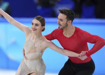 Pasangan seluncur indah asal Prancis, Gabriella Papadakis dan Guillaume Cizeron pada program free dance di Olimpiade Beijing (14/02/22). (Foto: nytimes.com)