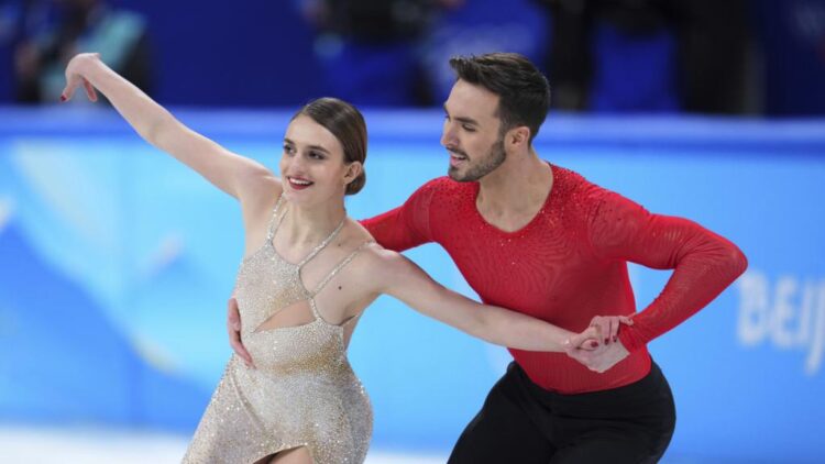 Pasangan seluncur indah asal Prancis, Gabriella Papadakis dan Guillaume Cizeron pada program free dance di Olimpiade Beijing (14/02/22). (Foto: nytimes.com)