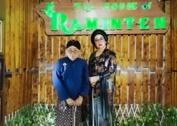 Hamzah Sulaiman dengan patung Raminten. (raminten.com)