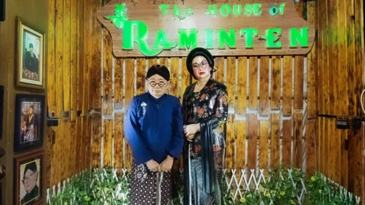 Hamzah Sulaiman dengan patung Raminten. (raminten.com)