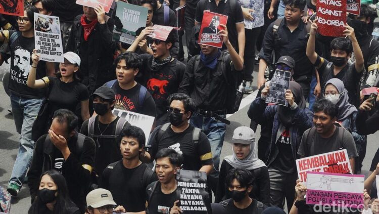 Aksi demo terhadap pengesahan RUU TNI menuju depan kompleks Parlemen di Jakarta pada Kamis (20/03/25). (detik.com)