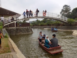 Berperahu di danau buatan