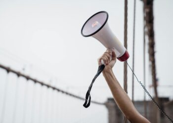 Penggambaran taktik propaganda firehosing (pexels.com/Lara Jameson)