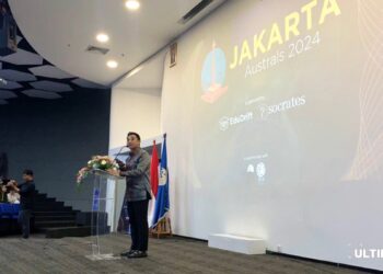 Pidato pembuka Ernest Silanoe, salah satu panitia penyelenggara kompetisi debat internasional Jakarta Australs 2024 pada Senin (01/06/24) di Function Hall Universitas Multimedia Nusantara (UMN). (ULTIMAGZ/Kezia Laurencia)