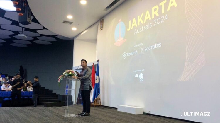 Pidato pembuka Ernest Silanoe, salah satu panitia penyelenggara kompetisi debat internasional Jakarta Australs 2024 pada Senin (01/06/24) di Function Hall Universitas Multimedia Nusantara (UMN). (ULTIMAGZ/Kezia Laurencia)