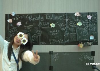 Seorang peserta sedang bergaya di depan chalk board acara "Ready to Love" yang diadakan di Function Hall UMN pada Jumat (25/4/2024). (ULTIMAGZ/Sofhi Srieky Tiambun)