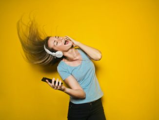 Ilustrasi orang yang sedang menikmati musik cerminan diri yang didengarnya. (Foto: pexels.com)