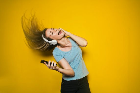 photography-of-woman-listening-to-music-761963 Ilustrasi orang yang sedang menikmati musik cerminan diri yang didengarnya. (Foto: pexels.com)