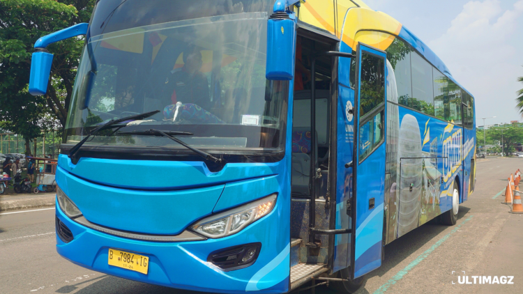 Salah satu Shuttle Bus yang disediakan oleh UMN selama kegiatan OMB UMN yang berlangsung pada Selasa (16/07/2022) dan Kamis (18/07/2022) di Universitas Multimedia Nusantara, Tanggerang. (ULTIMAGZ/Rafael Amory Joseph)