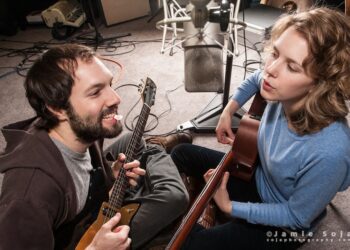 Duo Pomplamoose penulis album En Francais, Jack Conte (kiri) dan Nataly Dawn (kanan) di dalam studio rekaman. (francemusic.com)