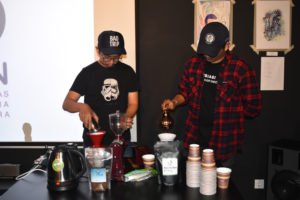 Komunitas Cangkir Kopi membuat kopi kreasinya secara langsung untuk peserta acara "Rekahan Mahasiswa" yang diselenggarakan di Cinespace, Summarecon Digital Center, Gading Serpong. Jumat (28/04/17)