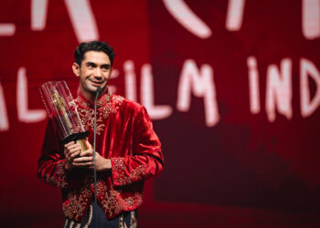 Reza Rahadian saat memenangkan penghargaan Pemeran Utama Pria Terbaik di FFI 2023. (jpnn.com)