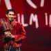 Reza Rahadian saat memenangkan penghargaan Pemeran Utama Pria Terbaik di FFI 2023. (jpnn.com)