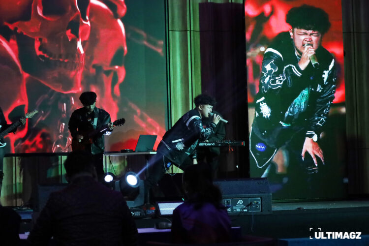 Vokalis Noiz Band mengguncangkan panggung malam puncak Starlight 2024: SUPERNOVA di Function Hall UMN pada Kamis (11/14/24). (ULTIMAGZ/Keizya Ham)