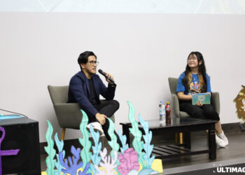 HR Manager of Eden Creative Network Cokorda Gde Aditya (kiri) memaparkan pentingnya berkolaborasi dalam dunia kerja di gelar wicara PRIDE 2023 "Creating Collaborative Workspace" yang diadakan di Lecture Hall UMN pada Selasa (14/11/2023). (ULTIMAGZ/Keizya Ham)