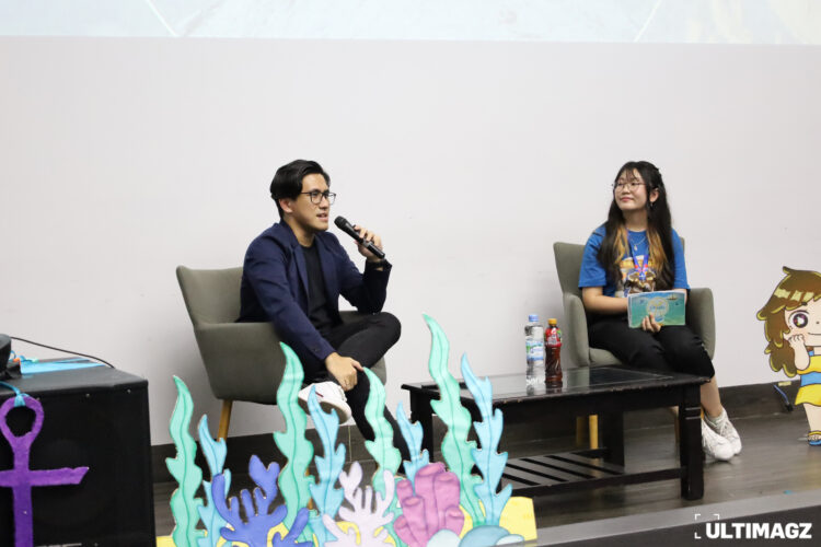 HR Manager of Eden Creative Network Cokorda Gde Aditya (kiri) memaparkan pentingnya berkolaborasi dalam dunia kerja di gelar wicara PRIDE 2023 "Creating Collaborative Workspace" yang diadakan di Lecture Hall UMN pada Selasa (14/11/2023). (ULTIMAGZ/Keizya Ham)