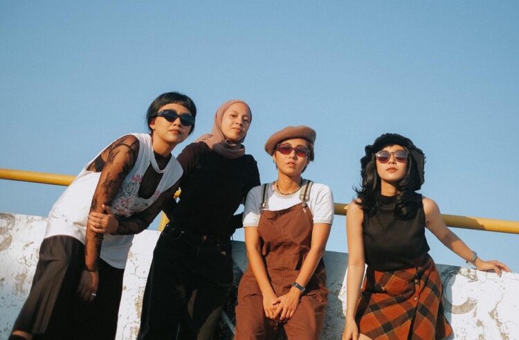 Anggota The Dare (dari kiri ke kanan), Riri, Yola, Meigaali, dan Desita. (Instagram/ __thedare__)