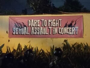 Spanduk di konser The Dare tentang pelecehan seksual. (IDN Times Jatim/Augustina Suminar)