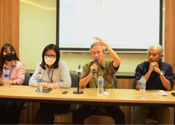 Manajer Kemahasiswaan, Wakil Rektor II, Wakil Rektor III, Manajer PMI dalam konferensi pers insiden kaca pecah di lantai tujuh Gedung C Universitas Multimedia Nusantara (UMN), pada Rabu sore (08/03/2023) di Collabo Space Gedung D UMN. (ULTIMAGZ/Rafael Amory J)