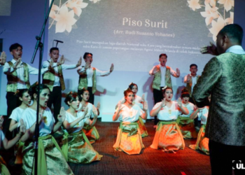 Tim Manggala, grup dari Ultima Sonora, menyanyikan lagu "Piso Surit" dalam kategori folklore pada Sabtu (04/11/2023) di Konser Pra-Kompetisi SWARA MANDALA. (Foto: ULTIMAGZ/Raoul Al Arthur)