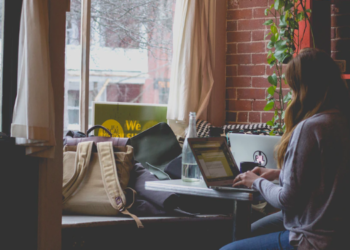 Ilustrasi belajar di kafe. (Unsplash/Bonnie Kittle)