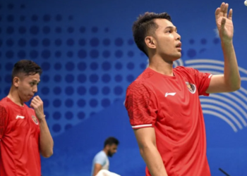 Pebulu tangkis ganda putra Indonesia Muhammad Rian Ardianto (kanan) dan Fajar Alfian (kiri) dalam babak perempat final beregu Asian Games 2022 di Binjiang Gymnasium, Hangzhou, China, Jumat (29/9/2023). (Foto: Antara Foto/M Risyal Hidayat)
