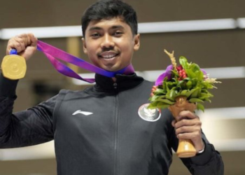 Atlet Petembak Indonesia Muhammad Sejahtera Dwi Putra meraih medali emas di Asian Games 2023 Hangzhou pada Senin (25/09/23). (Foto: AP Photo/Aijaz Rahi)