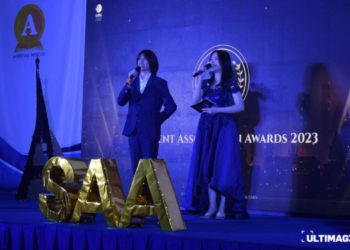 MC acara Student Association Awards (SAA) 2023 dalam pembukaan yang digelar pada Jumat (1/12/2023). (ULTIMAGZ/Ancilla Maura)