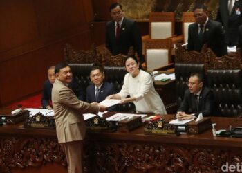 Dewan Perwakilan Rakyat (DPR) resmi mengesahkan revisi Rancangan Undang-Undang (RUU) Tentara Nasional Indonesia (TNI) di Rapat Paripurna pada Kamis (20/03/25). (detik.com)