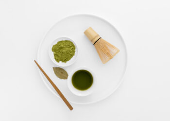 Ilustrasi matcha bubuk dan matcha seduh. (Freepik)